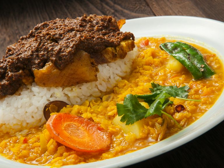 スパイシーな鶏肉とマイルドな豆が絶妙『ムルギダルカレー』