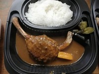 「ぼんちザウルス」はどんぐりを飼料に育てた高品質豚肉（どんぐりの恵み）で作った骨付きハンバーグ。
アツアツの鉄板の上にライスとカレー，ぼんちザウルスをのせ、シュレッドチーズと香ばしく焼きあげました！！