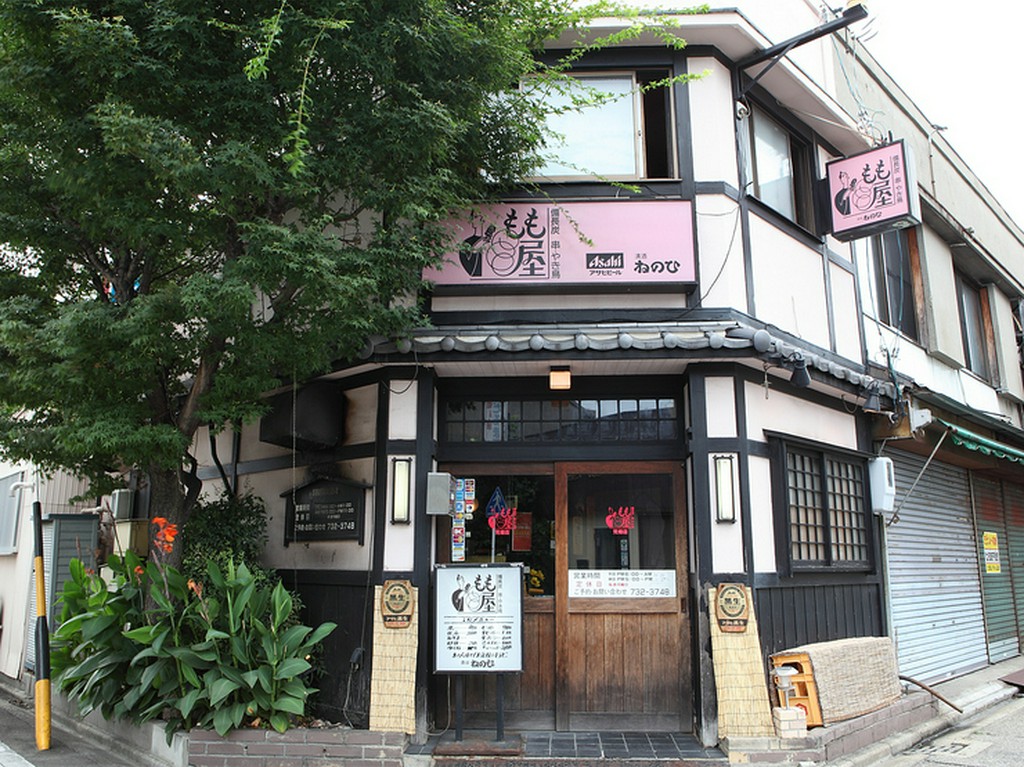 もも色の看板が目印の、レトロな趣あふれる【もも屋　荒畑店】