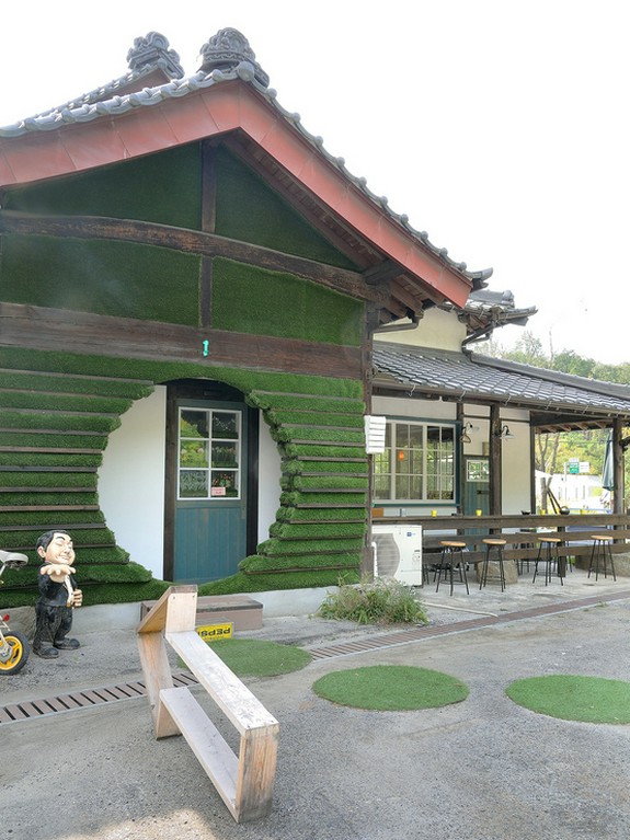 グリーンで囲われた丸い入口などが素敵な雰囲気