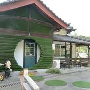 格子状の白い窓枠や、グリーンで囲われた山小屋風の入口がとても素敵なお店です。デートなどに喜ばれる気持ちの良い景色も魅力の一つ。店内のカウンター席からは四季折々の風景をゆったりと楽しむことができます。