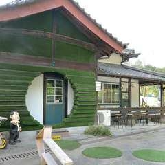 グリーンで囲われた丸い入口などが素敵な雰囲気