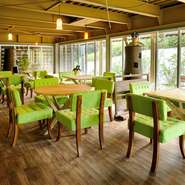 壁がない！　と言っても過言ではないほど大きな窓がある地下フロア。解放感のあるつくりと、パステルグリーンの椅子があたたかみあふれる雰囲気をつくりだしていています。女子会などのパーティにもピッタリです。