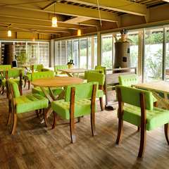 パステルグリーンの椅子が映える、解放感ある地下フロア