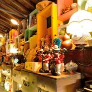 バンドマンの人形や、かわいいライト、なんと将棋駒の置物まで、店主が折々に集めてきた個性的なコレクション。魅せられた一品があれば、購入することもできるそう。