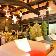 ついつい長居してしまいそうな、くつろげるソファー席。身を置くだけであたたかく幸せな気持ちになれます。吹き抜けになっている天井には外国製の星形のライトがきらめき、居心地の良さ抜群！