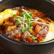 石釜を器にしているので熱々のまま最後まで食べられる、とろとろ～のチーズオムレツ。