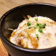 熱々の石釜にピリリと刺激的なカレーとトロ～リとろけたチーズ。相性抜群の一品です！
