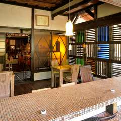 色合いの綺麗な、ブロックのガラスが印象的な店内