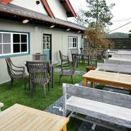 10ものテーブルが並ぶテラス席は、景色を楽しみながらゆったりとお茶を堪能できる特等席。