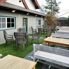 芝生がひかれた、広々として気持ちの良いテラス席