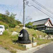 落ち着いた色合いのパラソルと、コーヒーカップがのった噴水が目印。くつろぎのひとときを過ごせます。