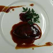 選び抜かれた食材でつくりあげてこその“珠玉の品々”が楽しめる【プティ・フール】。食材の持ち味を最大限に活かした料理は、その華やかさと美味しさに心まで豊かになります。