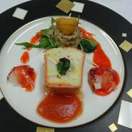 魚料理・肉料理それぞれのソースは、その骨と沢山の野菜をじっくりと煮出し、脂やアクを丁寧に取り除いたダシ～フォン～が決め手。手づくりにこだわるシェフ渾身の品々で、真の贅沢を楽しんで。