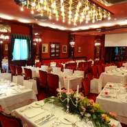 重厚な雰囲気の中、上質な料理を味わえる【プティ・フール】は、ウエディングにも最適の空間。料理とワインを堪能し、会話を楽しみ、笑顔あふれる思い出に残る時をきざんでみては。