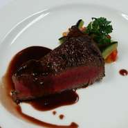 フィレ肉は一頭の牛からわずかしか取れない希少な部位。A5ランクの肉本来の甘み、旨味、食感が絶妙！