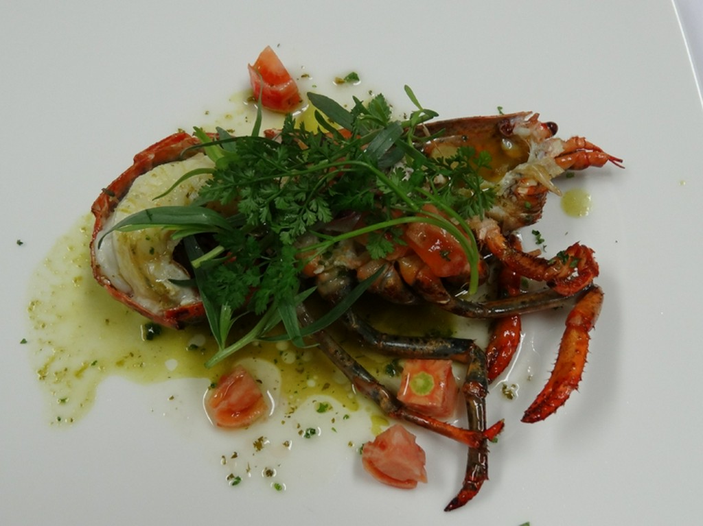 程よい弾力と甘さがたまらない『活オマール海老』