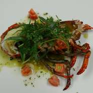 ブルターニュ産活オマール海老は濃厚な味わいでしばし言葉を忘れる美味しさ。ワインが進む至福の一品です。