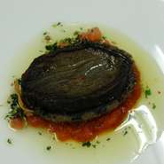 あわびは二時間以上じっくり煮込むことで驚くほどの柔らかさ。その持ち味を引き立てるソースも絶品。