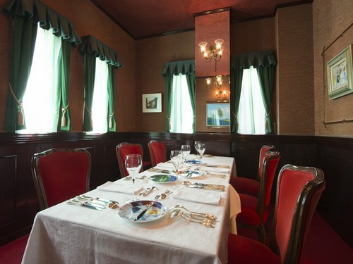 洗練された空間の中、ゆったりとワインをかたむけて料理を味わう