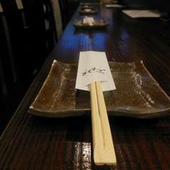 カウンター席は毎夜、常連の憩いの場に…