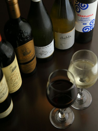 ワインも、赤白豊富に取り揃えております。