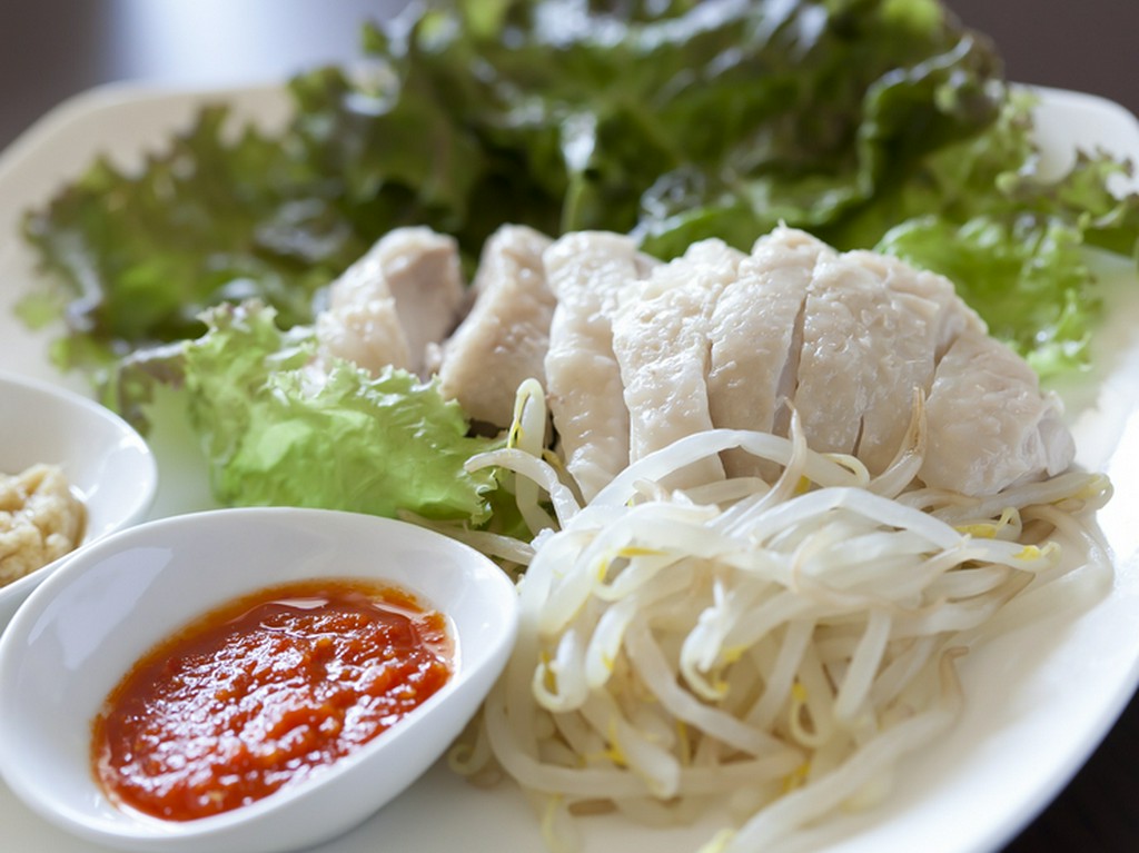 2種類のソースが肉の旨みを引きたてる『蒸しどり』