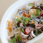 タイの生春雨サラダです。ヘルシーでさっぱりした食感で甘酸っぱい味わい。辛さは好みに応じて変更可能。