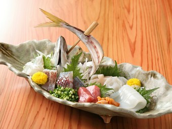 地場の魚を中心にした鮮度抜群『刺身盛り合せ　二人盛り』