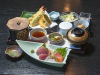 新鮮さにこだわった『お刺身』、自慢の『野菜の天ぷら』、『デザート』など、8品目入ったうれしい定食。