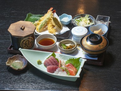 店主自慢の一品料理が満載。イチオシのメニュー『特選定食』