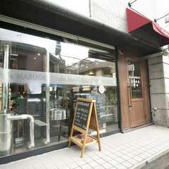 明るく開放的な外観が【cafe　MARUGO】の目印です
