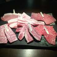石垣島で育った美崎牧場の「美崎牛」、和牛にも劣らずのおいしさ「国産牛」、そのおいしさで全国でも知名度の高い「アグー豚」まで同時に楽しめます。こだわり抜いた肉への執念を是非お試しください。