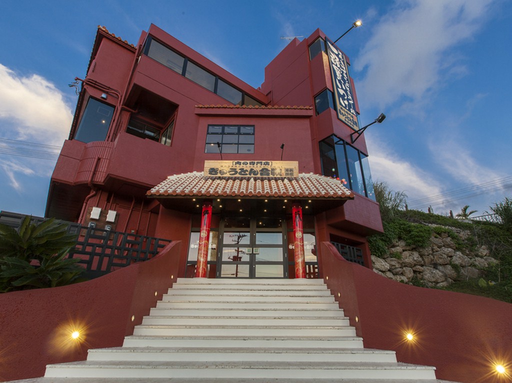 沖縄伝統の「赤瓦」が目を引く、おしゃれな外観