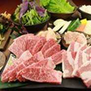 「石垣美崎牛」と「あぐー豚」2種類の沖縄ブランド肉を贅沢に食べ比べて楽しめる、当店一押しのコース