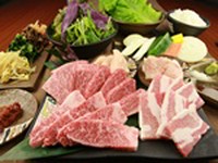 「石垣美崎牛」と「あぐー豚」2種類の沖縄ブランド肉を贅沢に食べ比べて楽しめる、当店一押しのコース