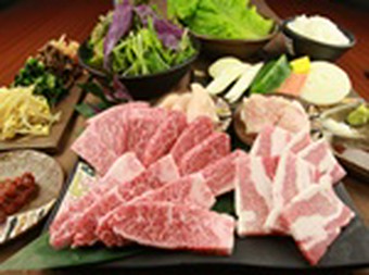 国産牛と沖縄ブランド肉「紅あぐー豚」を焼き肉で味わえます