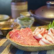 国産牛のサーロインと紅あぐー豚のバラ肉を食べ比べ。昆布とお酒と醤油で作った特製のお出汁で味わいます