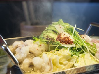 プリプリのもつがたっぷり入ったもつ鍋コース。一頭買いした黒毛和牛のホルモンを使用した贅沢っぷり。