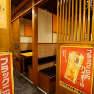 テーブル席は引き戸あり。周りが気にならない空間です