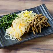 自家製ナムル４種（大豆もやし・ほうれん草・大根・ぜんまい）を盛り合せました。