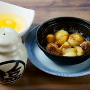 にんにくをオイルで焼いた後、玉子を入れて玉子焼きにできます。