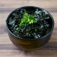 特製の海苔をふりかけてます。 