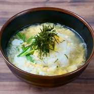アツアツのごはんに、アツアツの玉子と特製スープ。
