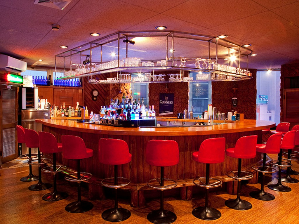 カクテルをつくる姿を眺めつつ過ごす楽しいとき