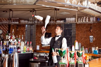 迫力のライブショー！　『フレアカクテル』