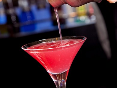 きれいな色にうっとり。オリジナルカクテルも楽しめます