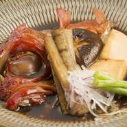 旬のお魚やお鍋、和食を味わうことができます。魚は自ら仕入れを行うほどのこだわり。
