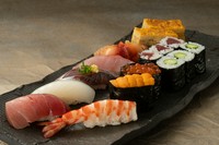 当店自慢の豊洲直送天然まぐろとろ
納得するのに１年かかった煮穴子
北海道近海のとろけるうに
秀人自慢の全てが入っています。