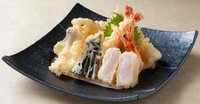 天つゆとお好みで戸田塩でお召し上がり下さい。
季節によってお野菜、お魚が多少変わります。
